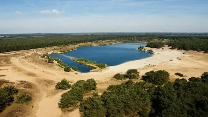 The shooting location, the lake and dunes of the Lommelse Sahara.